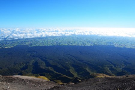 La forêt du Taranaki forme un cercle parfait autour du volcan