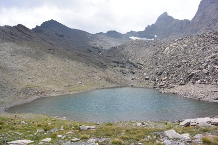 Le tranquille et sauvage lac d’Asti.