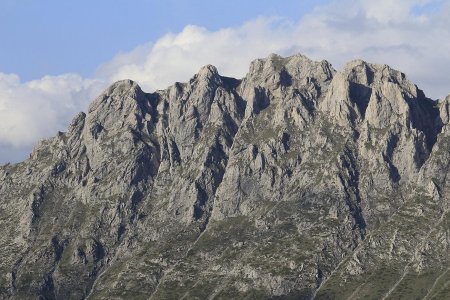 Face ouest du Pic Ponsin où se passe 2 des 3 descentes. Photo de Dyn’s.