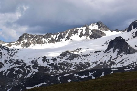 Le piz Sarsura (3175m) dominant le glacier de Grialetsch.