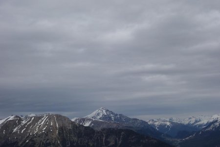 A gauche en premier plan, Crêtes de Peyrolles, au centre le Chaberton puis le Col de Montgenèvre et les sommets italiens.