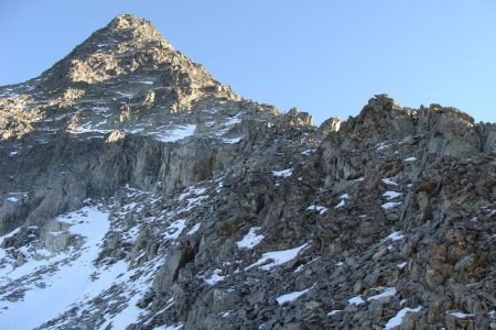 Du Col du Crozet, vue sur l’arête sommitale à grimper.