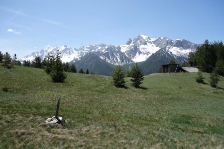 Puis le sentier débouche sur les alpages, à droite la Font Sancte et au centre gauche la Pointe de la Saume.