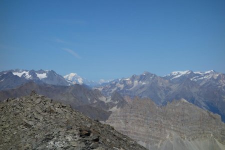 A gauche les Aiguilles de Peclet et Polset en Vanoise et le Mont Blanc