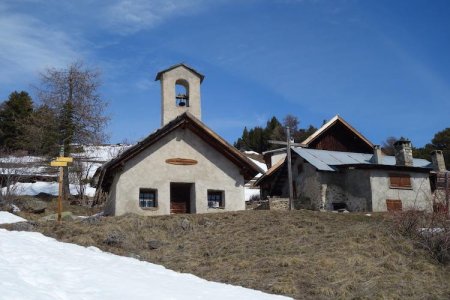 Le hameau des Tronchets et la chapelle de la Transfiguration