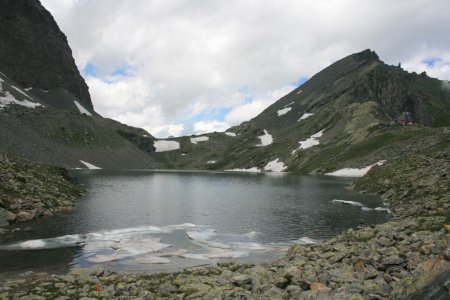 Lac au pied du refuge Sella