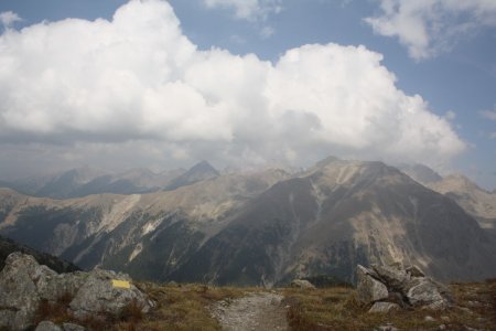Sommets frontaliers dans les nuages (à gauche de l’Agnellière, on devine la cime de l’Agnel et la cime Guilié)