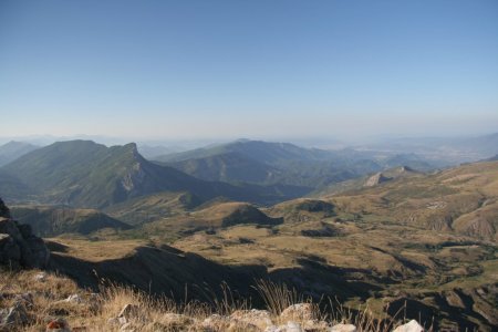 La montagne de Mélan vue de la Jouère avec à droite le mystérieux rocher du Dromont