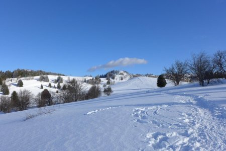 La montée à côté des pistes de ski