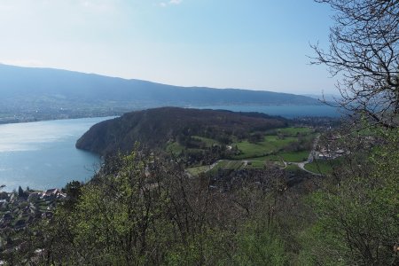 La vue du belvédère sur le roc de Chère et le lac.