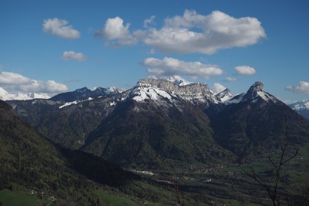 Vue d’ensemble du massif de la Tournette : montagne de Cotagne, dent du Cruet, Tournette, pointe de Talamarche, Lanfonnet et dents de Lanfon.