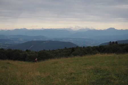 Sur le bord du plateau, près de la croix de Famban. Avant d’entamer la descente finale, on profite une dernière fois de la vue sur les Alpes.