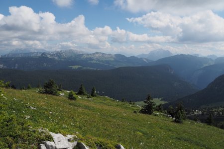 Vue de la pointe 1905 sur le massif des Bornes, avec la Tournette au fond.