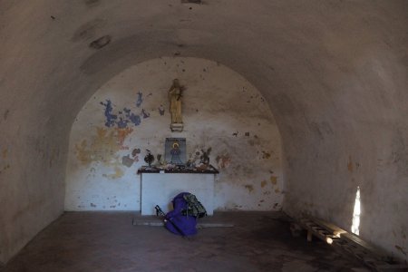L’intérieur austère de la chapelle.