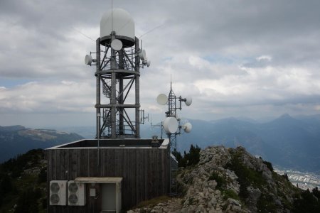 les antennes et la station météo du sommet