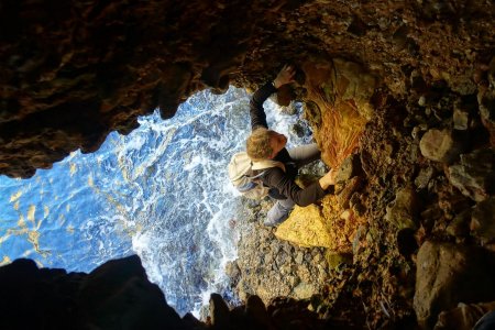le passage de la grotte