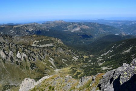 Du sommet, le panorama vers le nord et les vastes forêts du Donezan.
