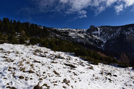Du Refuge Oller, vue sur le vallon de montée. Peu de neige en ce début décembre...