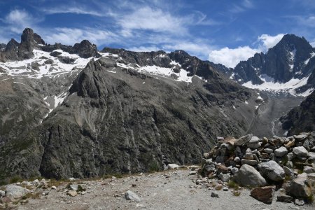panorama du Pic Bourcet (à gauche) au Dôme de Neige des Ecrins (à droite)