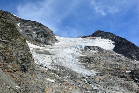 Si l’on redescend un peu vers le sud de la Pointe 2772, on a une jolie vue sur le glacier d’Armancette