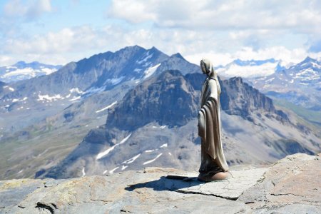 La Vierge au sommet et la Pointe de la Sana