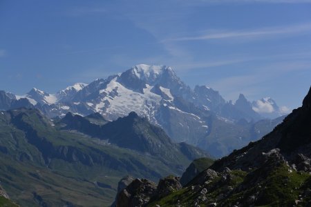Dôme du Goûter, Mont Blanc, Blanche de Peuterey, Noire de Peuterey et Grandes Jorasses (tout à droite).