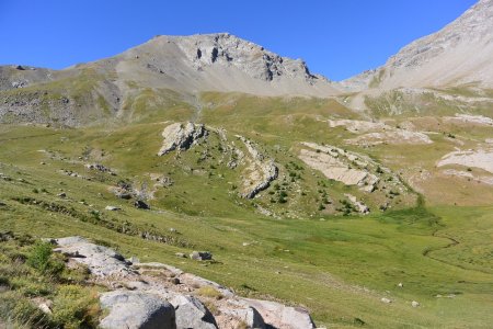 Premier objectif : le Col de la Petite Cayolle (haut droit de la photo).