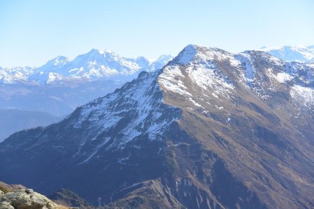 Le Bellacha, un bien beau sommet aussi qui, curieusement, a exactement la même altitude (2484m) que le Grand Arc auquel il fait face.