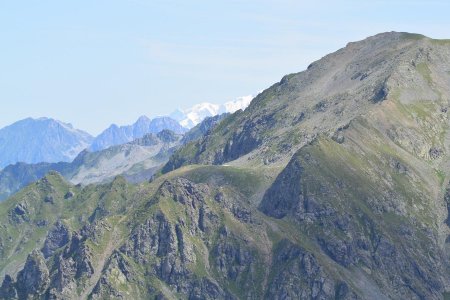 Le Mont Blanc pointe le bout de son nez à gauche du sommet du Grand Replomb.