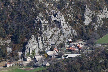 Sur cette photo de Dyn’s (prise depuis le sommet de Faucon), on voit superbement  bien l’arche de Baumugne qui domine le hameau