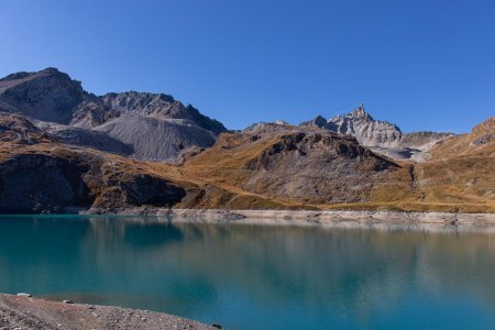 Lac de la Sassière et l’Aiguille du Dôme