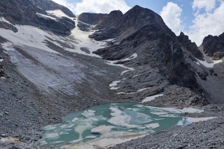 Le glacier d’Ambin et son lac en partie gelé