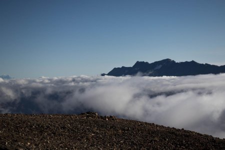 Les Grandes Rousses et le Mont Blanc dépassent des nuages