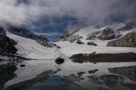 Lac au pied du glacier