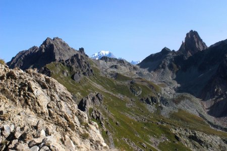 Vue arrière sur le refuge et lac de Presset, le Mont Blanc en bonus