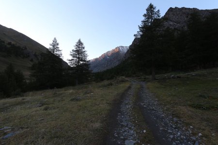 Sur la piste du Val del Thùres, lever de soleil sur le Grand Glaiza.