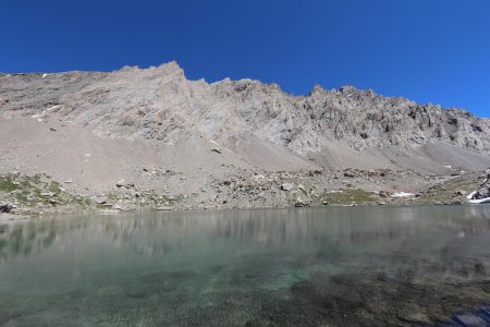 Le lac Noir avec l’Aiguille de Chambeyron.
