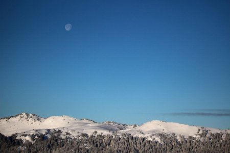 Pleine lune au-dessus des Rochers de Lorzier