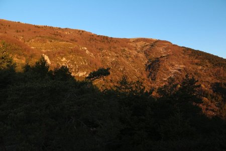 Le soleil se lève sur la Montagne de Couspeau.