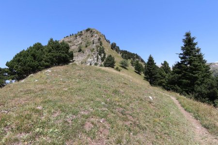 La Tête de la Grangette et le sentier menant au col du Vallon de l’Aup.