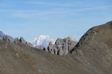 Zoom sur le Mont-Blanc derrière le Grand Séru
