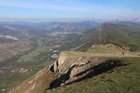 Saint-André-les-Alpes en fond de vallée.
