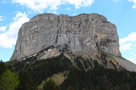 L’imposante face ouest du Mont Aiguille