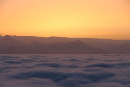 Une grosse nappe de nuages recouvre le massif des Écrins...