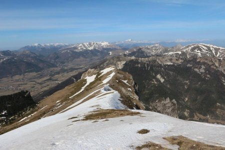 À la montée vers le sommet principal par la crête, vue arrière sur Grand Chamousset.