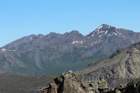 De droite à gauche : Bric Froid, punta Marin, punta Serpentiera, cima del Pelvo, punta Ciatagnera, roc del Boucher.