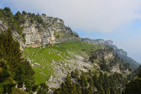 Vue sur les vires avant d’atteindre le Col de l’Alpe