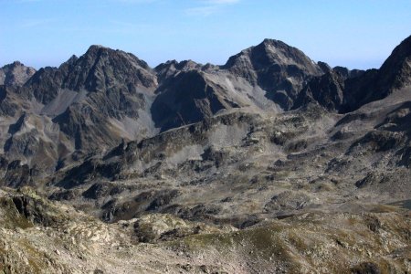 de G à D : la Pointe de Comberousse, le Puy Gris (pyramide en arrière-plan), Rocher d’Arguille et Bec d’Arguille (les 2 gros sommets). Tout à droite : l’arête du Badon