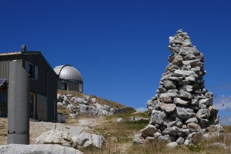 Le gîte, l’observatoire et le grand cairn ..