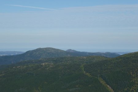 J3 — Regard arrière sur le chemin parcouru. Au fond au centre on peut voir le sommet de Lyderhorn, un peu plus sur la gauche le sommet de Løvstakken.
